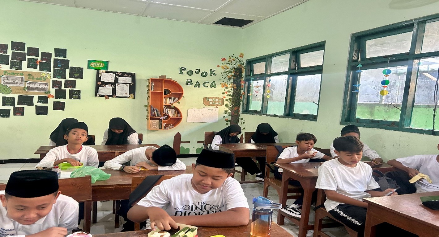 Kehangatan MATAMUDA MTsN 9 Bantul, Murid Baru Nikmati Kuliner Tradisional Nusantara